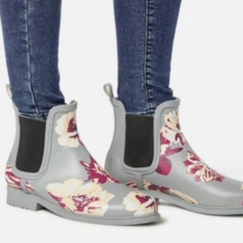 👣JUST FAB Rouela Gray Floral Rain Boots